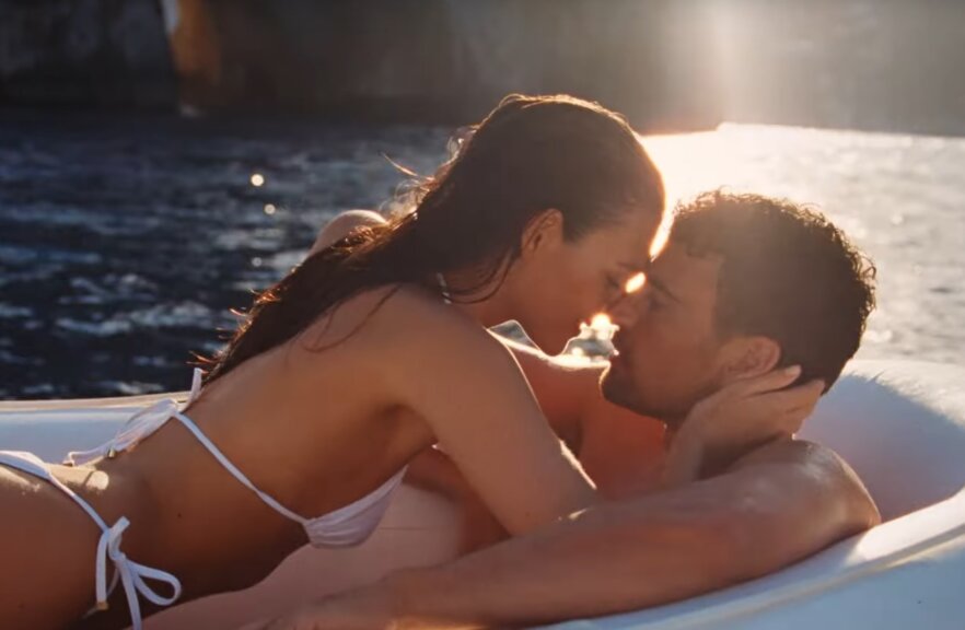 Caprin esett egymásnak Theo James és Vittoria Ceretti – VIDEÓVAL