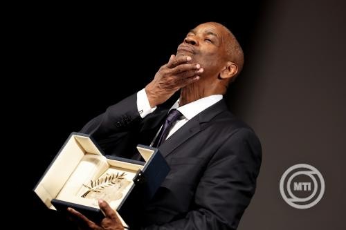Cannes – Denzel Washingtont tiszteletbeli Arany Pálmával tüntették ki életművéért